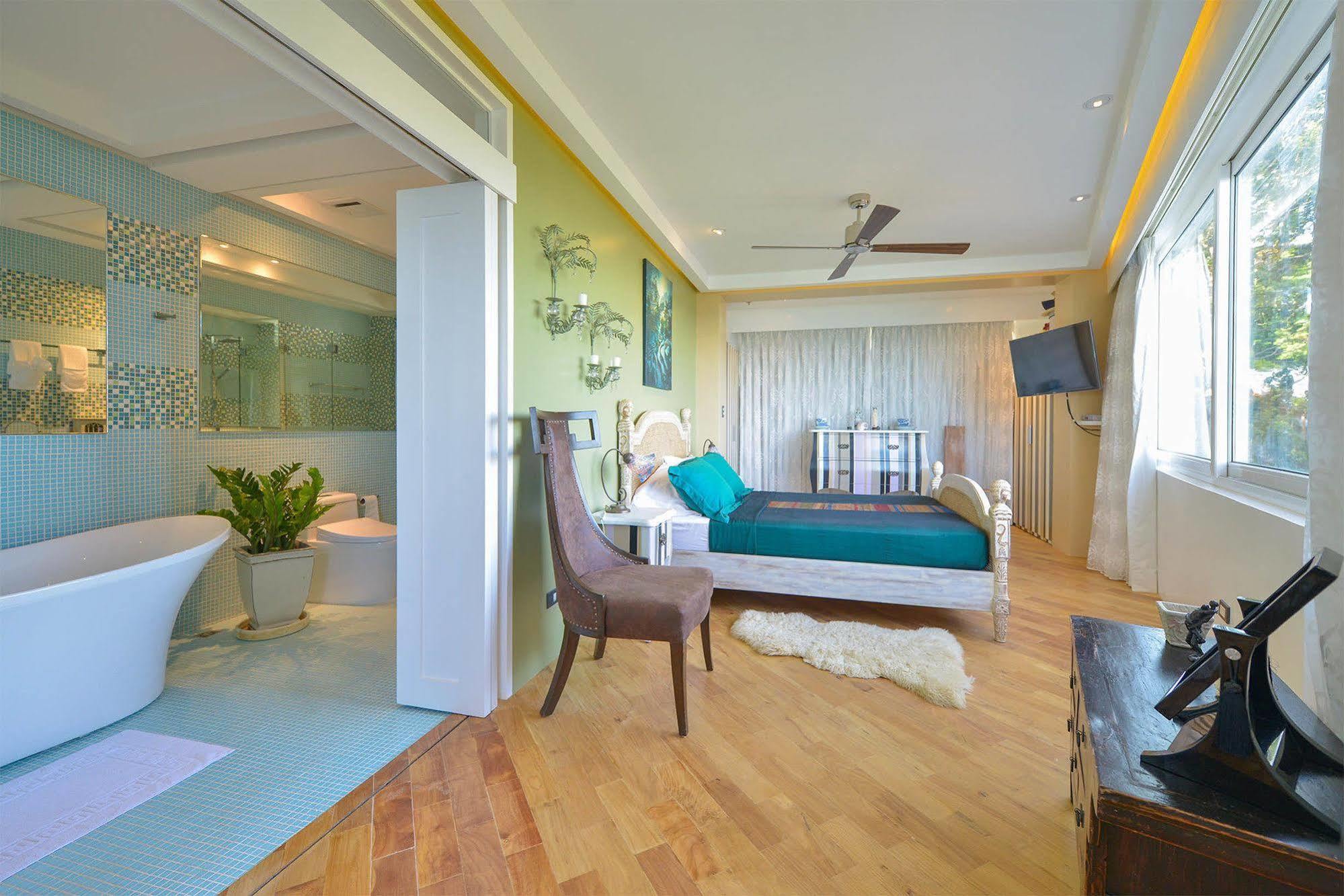 Boracay Karuna Luxury Suites Balabag  Buitenkant foto